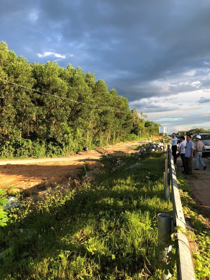 H&agrave;ng r&agrave;o qua những vị tr&iacute; khu d&acirc;n cư, khu chăn thả gia s&uacute;c c&ograve;n đang được thi c&ocirc;ng v&agrave; phối hợp địa phương giải quyết mặt bằng để ho&agrave;n th&agrave;nh trước 31/8.&nbsp;