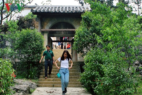 Cổng v&agrave;o dinh thự họ Vương.