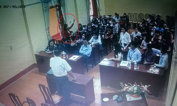 C&aacute;n bộ Trường Mầm non B&igrave;nh Minh c&oacute; &yacute; kiến về những bất thường trong buổi lấy phiếu t&iacute;n nhiệm. (Ảnh cắt từ clip)