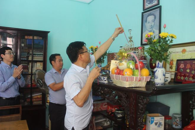 Bộ trưởng L&ecirc; Th&agrave;nh Long thắp hương tưởng nhớ cố Bộ trưởng Phan Hiền.