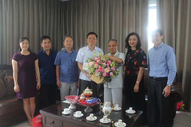 Bộ trưởng L&ecirc; Th&agrave;nh Long thăm hỏi v&agrave; tri &acirc;n nguy&ecirc;n Bộ trưởng Nguyễn Đ&igrave;nh Lộc.