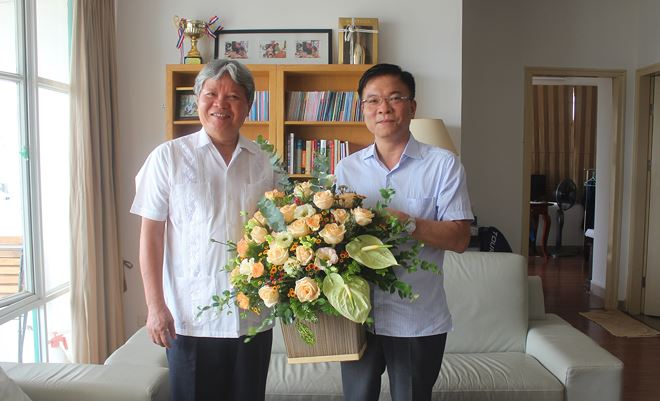 Bộ trưởng L&ecirc; Th&agrave;nh Long thăm hỏi v&agrave; ch&uacute;c sức khỏe nguy&ecirc;n Bộ trưởng H&agrave; H&ugrave;ng Cường.