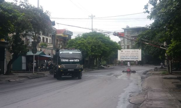 Một barie &aacute;n ngữ tr&ecirc;n đường d&acirc;n sinh tại Đ&ocirc;ng Triều.