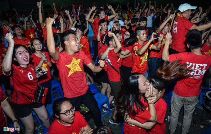 Tại một s&acirc;n b&oacute;ng trong khu&ocirc;n vi&ecirc;n trường Đại học Y&nbsp;H&agrave; Nội, m&agrave;n h&igrave;nh cỡ lớn đ&atilde; được dựng l&ecirc;n để phục vụ người h&acirc;m mộ. Kh&ocirc;ng kh&iacute; căng thẳng suốt trận đấu đ&atilde; được giải toả khi C&ocirc;ng Phượng ghi b&agrave;n ở ph&uacute;t thứ 87. L&uacute;c n&agrave;y h&agrave;ng triệu con tim vỡ o&agrave; trong sung sướng.