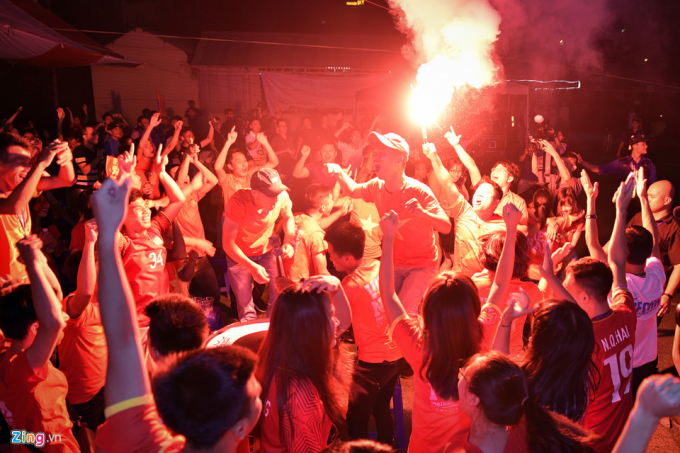 Cổ động vi&ecirc;n ở H&agrave; Nội đ&atilde; đốt ph&aacute;o s&aacute;ng ăn mừng b&agrave;n thắng của C&ocirc;ng Phượng, đ&atilde; gi&uacute;p Việt Nam lập n&ecirc;n kỳ t&iacute;ch ở đấu trường ASIAD 2018, lần đầu ti&ecirc;n lọt v&agrave;o tứ kết.