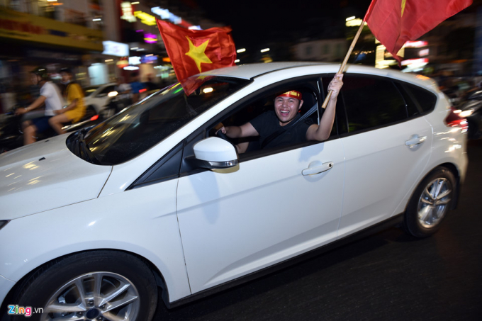 Ngay lập tức, h&agrave;ng ngh&igrave;n cổ động vi&ecirc;n tr&agrave;n xuống phố ăn mừng chiến thắng.