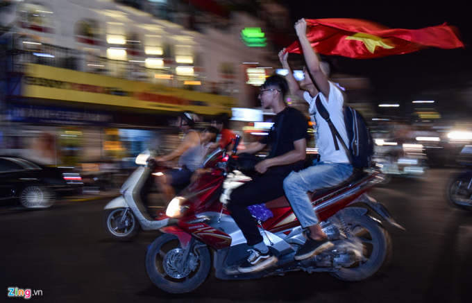 Nhiều thanh ni&ecirc;n