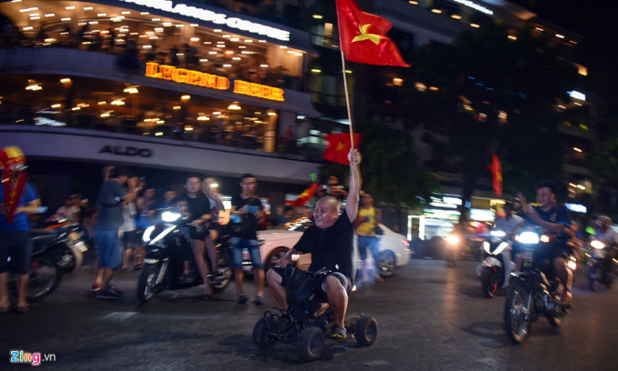 Những tiếng h&eacute;t vang dội &ldquo;Việt Nam v&ocirc; địch&rdquo; khắp c&aacute;c con phố quanh hồ Ho&agrave;n Kiếm.