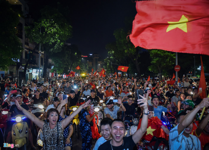 C&agrave;ng về khuya lượng người tập trung về đ&acirc;y c&agrave;ng đ&ocirc;ng hơn mặc d&ugrave; cờ kh&ocirc;ng đỏ rợp như những lần trước.