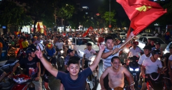 Hình ảnh CĐV thâu đêm mừng chiến thắng của Olympic Việt Nam