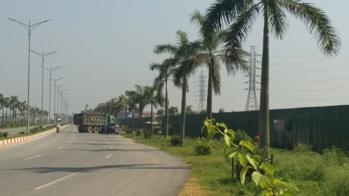 H&agrave;ng loạt xe tải chở đất đ&aacute; v&agrave;o san lấp mặt bằng tại dự &aacute;n.