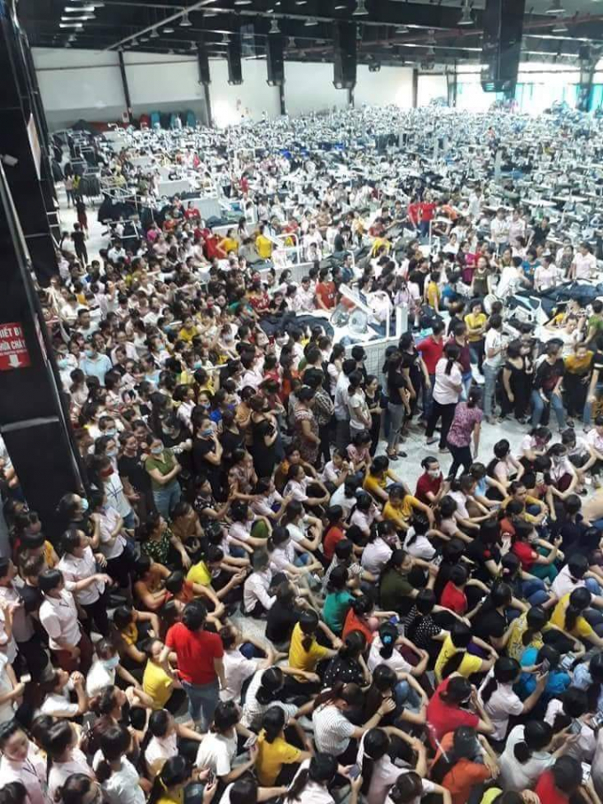 Buổi đối thoại giữa C&ocirc;ng nh&acirc;n với đại diện c&ocirc;ng ty.