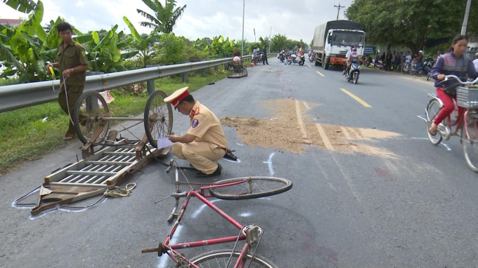 Lực lượng chức năng kh&aacute;m nghiệm hiện trường (Ảnh do c&ocirc;ng an cung cấp).
