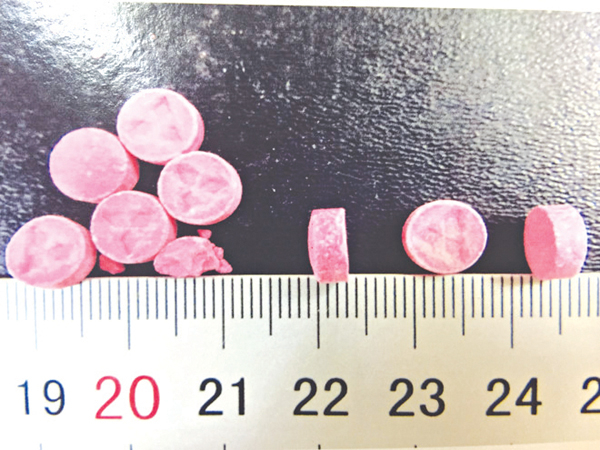 C&aacute;c vi&ecirc;n n&eacute;n m&agrave;u hồng chứa N-Ethylpentylone l&agrave; chất c&oacute; t&aacute;c dụng k&iacute;ch th&iacute;ch thần kinh trung ương mạnh tương tự chất cathinone trong l&aacute; kh&aacute;t.