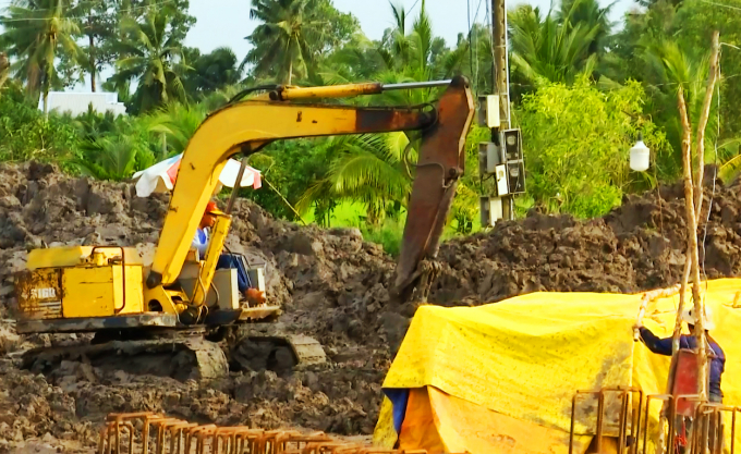 Xe cẩu c&ocirc;ng tr&igrave;nh đang thi c&ocirc;ng cống