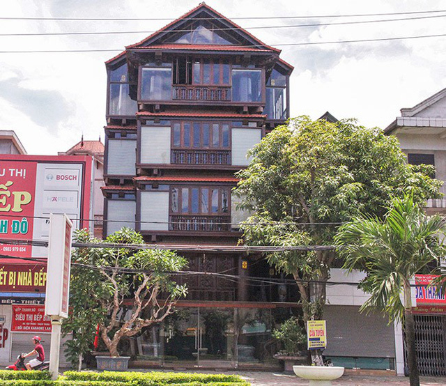 Ng&ocirc;i nh&agrave; được l&agrave;m phần lớn bằng gỗ, bao gồm 5 tầng, tr&ecirc;n diện t&iacute;ch rộng 10 m&eacute;t v&agrave; s&acirc;u 18m, &aacute;n ngữ ngay tr&ecirc;n quốc lộ 1A, khiến ai đi qua cũng phải trầm trồ, tấm tắc.