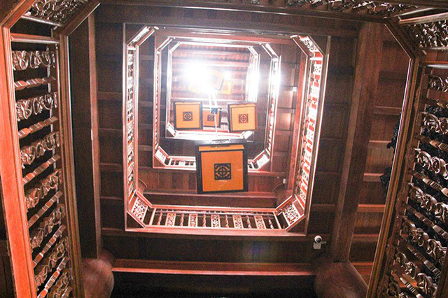 Chủ nh&acirc;n của ng&ocirc;i nh&agrave; gỗ &ldquo;độc nhất, v&ocirc; nhị&rdquo; ở Việt Nam l&agrave; &ocirc;ng Nguyễn Văn L&acirc;n 73 tuổi. Trước đ&acirc;y, &ocirc;ng L&acirc;n l&agrave; chủ một doanh nghiệp c&oacute; tiếng ở H&agrave; Tĩnh.