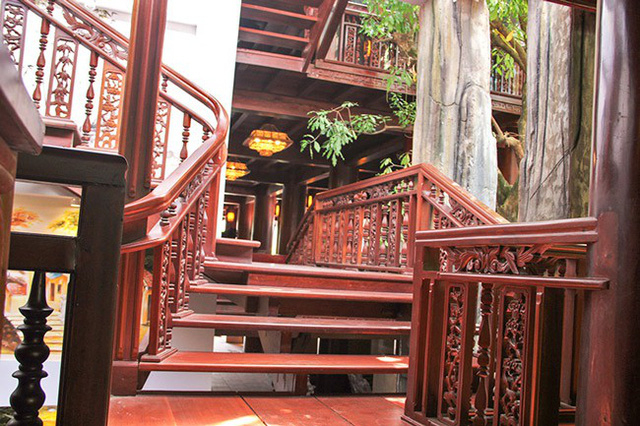 Chủ nh&acirc;n ng&ocirc;i nh&agrave; tiết lộ, thời trai trẻ, &ocirc;ng ấp ủ l&agrave;m một ng&ocirc;i nh&agrave; bằng gỗ v&agrave; ước mơ ấy chỉ được thực hiện c&aacute;ch đ&acirc;y hơn 3 năm. &ldquo;N&oacute; vừa để lại dấu ấn ri&ecirc;ng, cũng l&agrave; c&aacute;ch để m&igrave;nh r&egrave;n luyện &yacute; ch&iacute; phải l&agrave;m bằng được&rdquo; &ndash; &ocirc;ng L&acirc;n n&oacute;i.