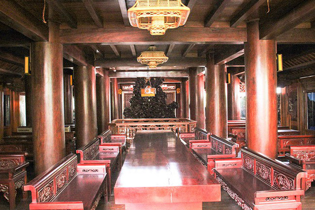 Số gỗ được &ocirc;ng L&acirc;n mua ở L&agrave;o về từ nhiều năm trời. Sau khi đ&atilde; đủ số lượng gỗ để cất nh&agrave;, &ocirc;ng bắt đầu thu&ecirc; thợ từ c&aacute;c tỉnh như: Huế, Đ&agrave; Nẵng, Bắc Ninh, Nam Định... về dựng.