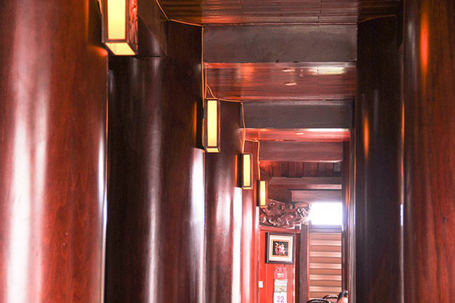 Gỗ chủ yếu l&agrave; gỗ Sao xanh, một trong những loại gỗ tốt v&agrave; chịu được mối mọt cao. &ldquo;Tổng số 22 cột, trong đ&oacute; c&oacute; 6 cột ch&iacute;nh giữ cao tới 17,5m. Đường k&iacute;nh trung b&igrave;nh mỗi cột từ 70 -90cm&rdquo; &ndash; chủ nh&acirc;n ng&ocirc;i nh&agrave; cho hay.