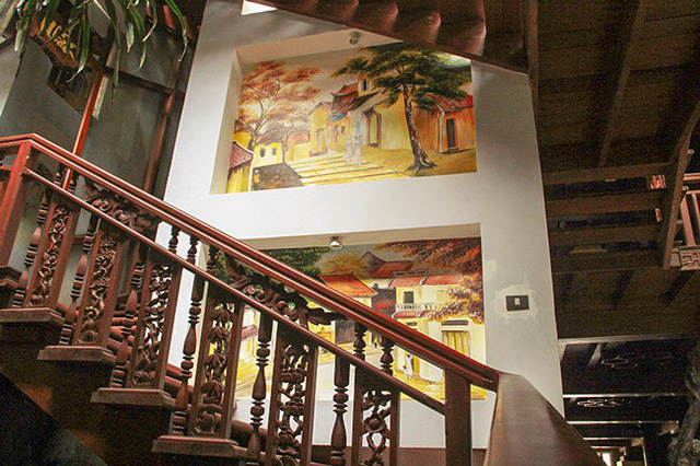 Tại mỗi chiếu nghỉ ở cầu thang, gia chủ trang tr&iacute; bằng những bức tranh sơn dầu về phong cảnh, đồng qu&ecirc;... tạo cho kh&ocirc;ng gian ng&ocirc;i nh&agrave; th&ecirc;m sinh động.