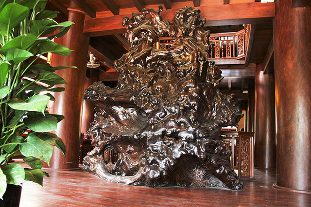 Kh&ocirc;ng gian tho&aacute;ng đ&atilde;ng tr&ecirc;n tầng 3 được b&agrave;i tr&iacute; bằng 1 bộ rễ c&acirc;y Đinh hương cao tới 3m, rộng 2,8m. Được gia chủ bật m&iacute;, đ&acirc;y l&agrave; gốc rễ c&oacute; tuổi đời h&agrave;ng trăm năm.