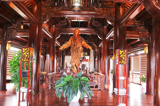 Bức tượng đức mẹ được khắc từ một loại gỗ qu&yacute; tại tầng 5 của ng&ocirc;i nh&agrave;.