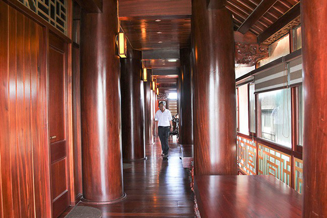 Ph&iacute;a h&agrave;nh lang tầng 1.