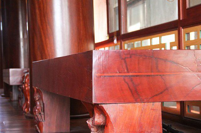 Những phản gỗ được sắp đặt kh&aacute; bắt mắt trong khu&ocirc;n vi&ecirc;n căn nh&agrave;.