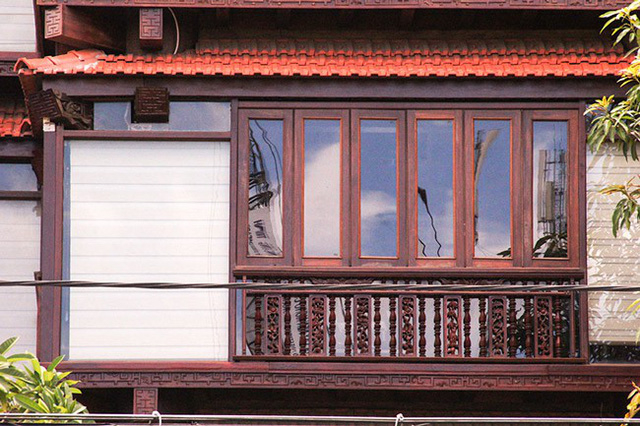 Ngo&agrave;i chất liệu gỗ, k&iacute;nh cũng l&agrave; thứ vật liệu được gia chủ sử dụng.