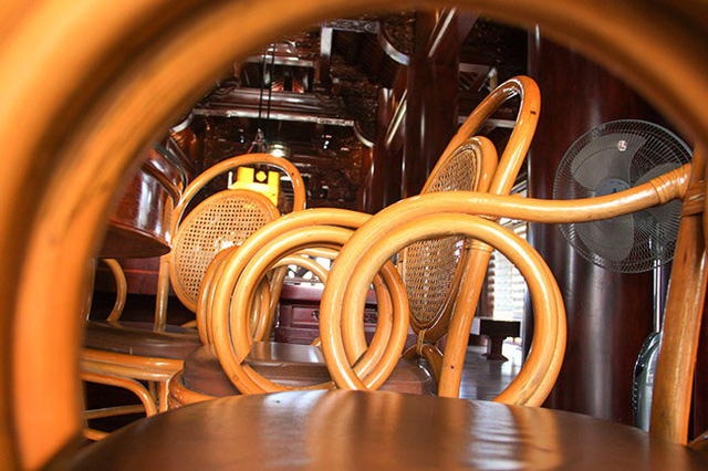 Những chiếc ghế gỗ kết hợp từ c&acirc;y song.