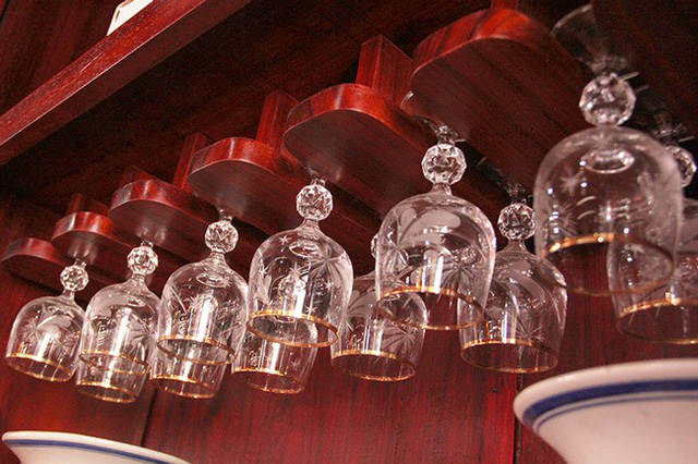 Gi&aacute; treo cốc cũng được l&agrave;m bằng chất liệu gỗ.