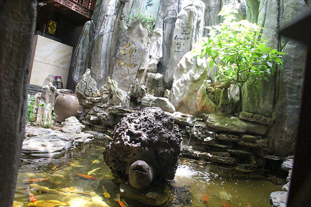 Ch&uacute; r&ugrave;a trong khu&ocirc;n vi&ecirc;n tiểu cảnh được gia chủ bật m&iacute; từ một loại gỗ đ&atilde; h&oacute;a thạch m&agrave; &ocirc;ng rất y&ecirc;u th&iacute;ch.