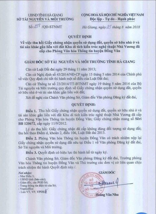 Quyết định thu hồi giấy chứng nhận quyền sử dụng đất, quyền sở hữu nh&agrave; ở v&agrave; t&agrave;i sản kh&aacute;c gắn liền với đất khu dinh thự họ Vương (dinh Vua M&egrave;o) đ&atilde; cấp cho Ph&ograve;ng Văn ho&aacute; Th&ocirc;ng tin huyện Đồng Văn của Sở T&agrave;i nguy&ecirc;n M&ocirc;i trường H&agrave; Giang.
