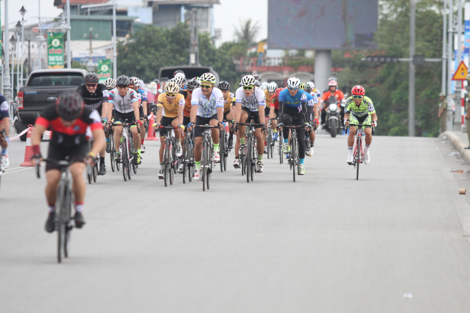 C&aacute;c vận động vi&ecirc;n đua chặng quanh s&ocirc;ng Hương từ cầu D&atilde; Vi&ecirc;n sang cầu Ph&uacute; Xu&acirc;n (TP.Huế)