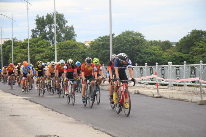 Đo&agrave;n đua tại cầu Ph&uacute; Xu&acirc;n.&nbsp;