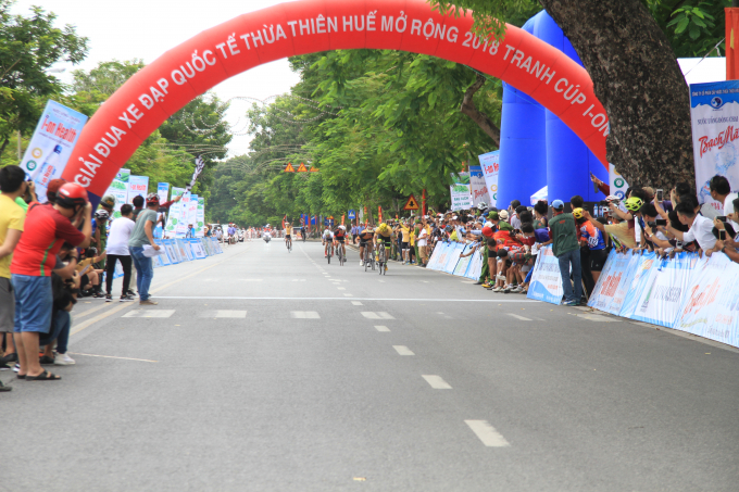 C&aacute;c vận động viện tăng tốc gấp r&uacute;t ho&agrave;ng th&agrave;nh chặng đua