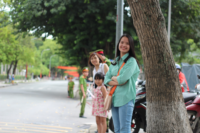 Kh&aacute;n giả ở Huế h&aacute;o hức đ&oacute;n đo&agrave;n đua.