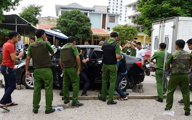 &nbsp;Lực lượng C&ocirc;ng an TP.Đồng Hới khống chế Hải. Ảnh: Việt H&ugrave;ng