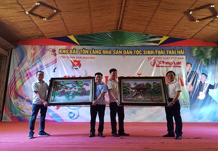 &Ocirc;ng Vũ Ho&agrave;ng Diệp, Ph&oacute; tổng bi&ecirc;n tập c&ugrave;ng với &ocirc;ng Trần Ngọc H&agrave;, Trưởng ban Văn h&oacute;a X&atilde; hội tặng qu&agrave; lưu niệm.