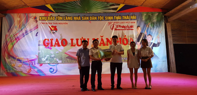 Đại diện tỉnh Th&aacute;i Nguy&ecirc;n tặng đặc sản Ch&egrave; Th&aacute;i Nguy&ecirc;n cho B&aacute;o Ph&aacute;p luật Việt Nam.