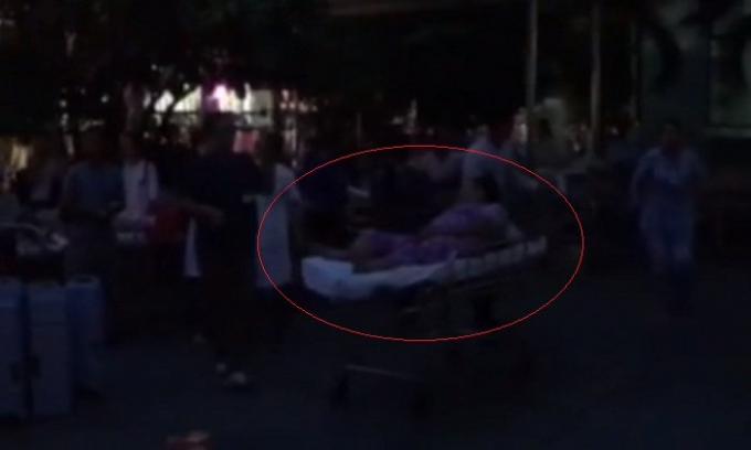 Người nh&agrave; c&ugrave;ng y b&aacute;c sỹ hốt hoảng di tản nhiều bệnh nh&acirc;n tại khoa Cấp cứu ra ngo&agrave;i,