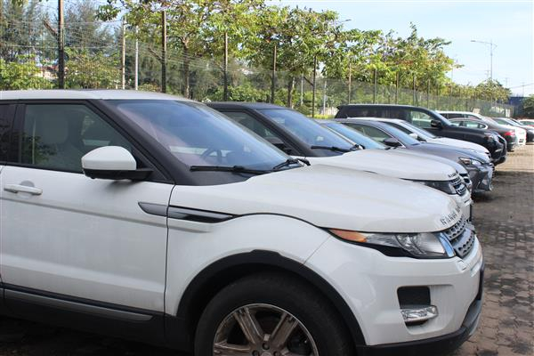 Xe sang nhập khẩu chờ l&agrave;m thủ tục tại Cảng&nbsp; VITC&nbsp; - TP.HCM. Ảnh: Thu Ho&agrave;