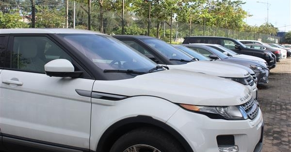 Hai cán bộ công an tiếp tay buôn lậu siêu xe