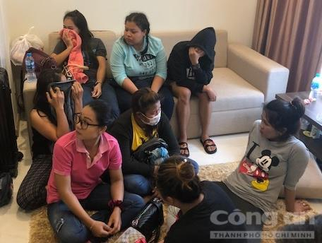 C&aacute;c đối tượng bị lực lượng an ninh Việt Nam bắt quả tang đang thực hiện h&agrave;nh vi lừa đảo.