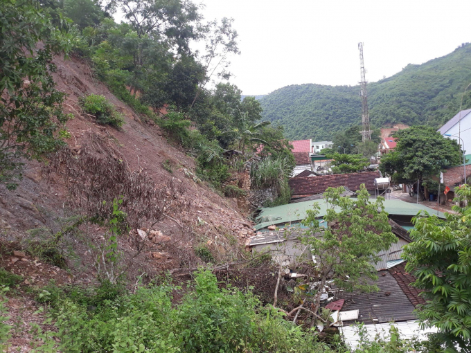 Hiện trường nơi xảy ra sạt lở khiến 20 nh&agrave; d&acirc;n bị hư hỏng.
