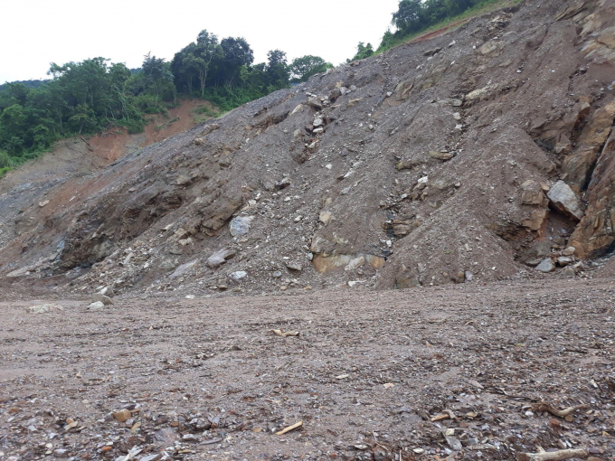 Trước đ&oacute; nơi đ&acirc;y cũng từng xảy ra sạt lở, may mắn ch&iacute;nh quyền địa phương đ&atilde; kịp di dời d&acirc;n đến nơi an to&agrave;n.