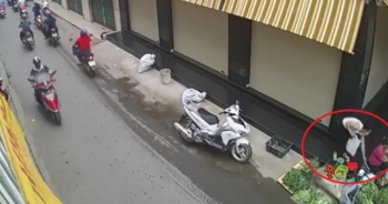 Clip: Phẫn nộ với hành động người phụ nữ trộm tiền của bà bán rau