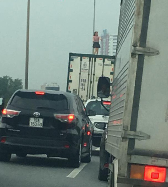 Những người chứng kiến đều ngạc nhi&ecirc;n khi thấy cảnh n&agrave;y - Ảnh: Q.B.