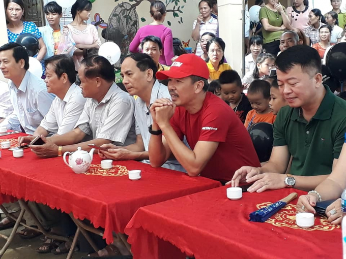 Buổi lễ c&oacute; sự tham dự của l&atilde;nh đạo địa phương v&agrave; nh&agrave; t&agrave;i trợ.